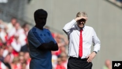 Le manager d’Arsenal, Arsène Wenger, à droite, se tient aux côtés de son homologue de Chelsea, Jose Mourinho, lors du match de football anglais de Community Shield entre Arsenal et Chelsea à Wembley Stadium, Londres, Angleterre, 2 août 2015. 