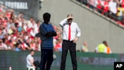 Le manager d’Arsenal, Arsène Wenger, à droite, se tient aux côtés de son homologue de Chelsea, Jose Mourinho, lors du match de football anglais de Community Shield entre Arsenal et Chelsea à Wembley Stadium, Londres, Angleterre, 2 août 2015. 