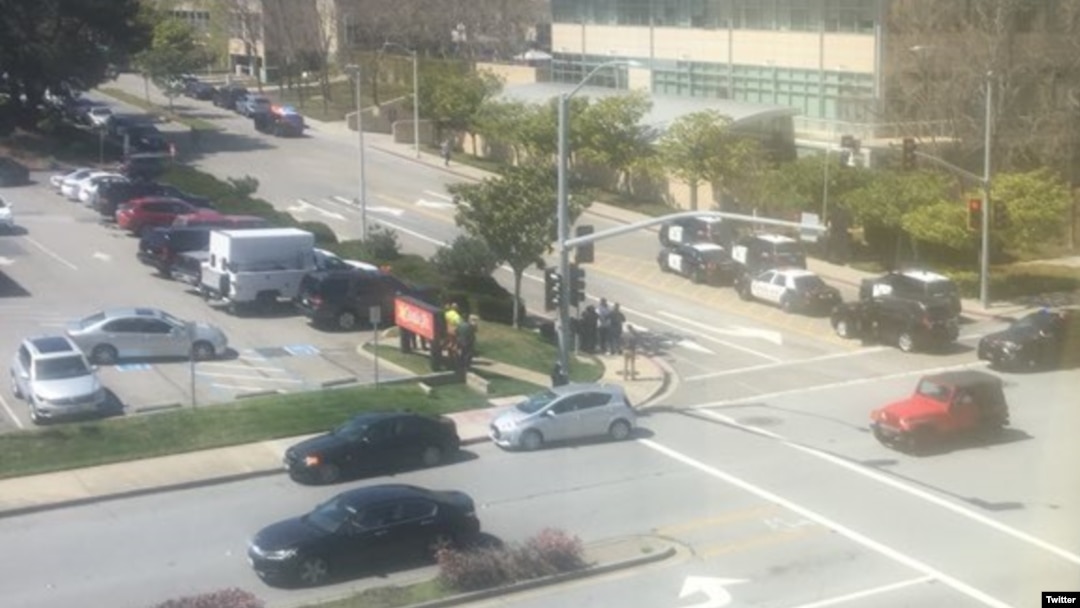 Foto del exterior del edificio sede de YouTube en San Bruno California, donde una mujer perpetró un tiroteo que dejó varios heridos. (Twitter Moments Erin@erinjeancs)