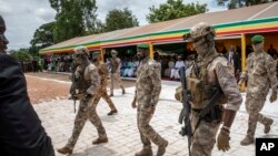 Le lieutenant-colonel Assimi Goita, au centre, assiste au défilé militaire de la fête de l'indépendance à Bamako, au Mali, le 22 septembre 2022.
