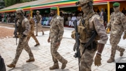 ARCHIVES - Le colonel Assimi Goita, au centre, lors d'un défilé militaire à Bamako, au Mali, le 22 septembre 2022.