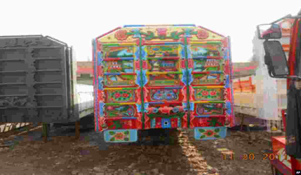 پاکستان کښې په ټرکونو د گل کارۍ او د ټرکونو ښکلې کولو هنر