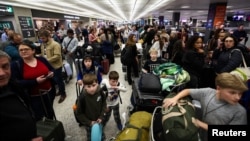 从中东撤离的美国公民抵达弗吉尼亚州杜勒斯国际机场。(2026年3月5日)
