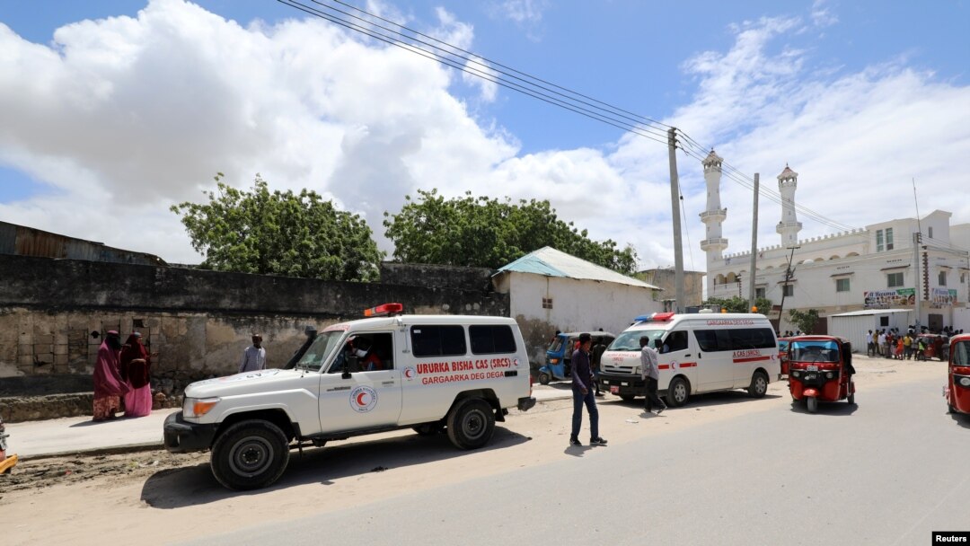Sebuah ambulans berada di dekat lokasi ledakan yang mengguncang pangkalan militer di Mogadishu, Somalia, 8 Agustus 2020. 