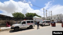 Sebuah ambulans berada di dekat lokasi ledakan yang mengguncang pangkalan militer di Mogadishu, Somalia, 8 Agustus 2020. 