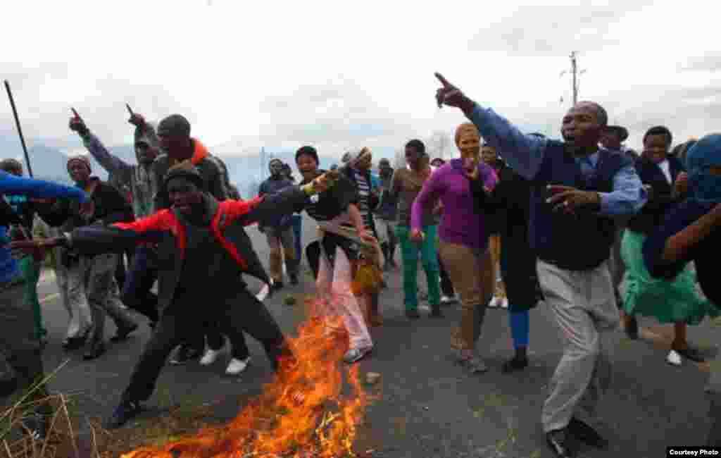 Workers' street protests in South Africa are at sometimes violent