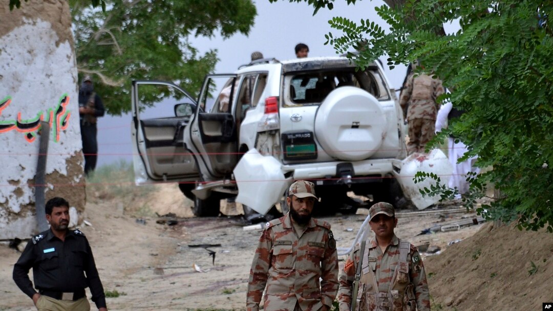 Petugas keamanan Pakistan berjaga di dekat lokasi pengeboman bunuh diri di distrik Mastung dekat Quetta, Pakistan, 12 Mei 2017. (Foto: dok).