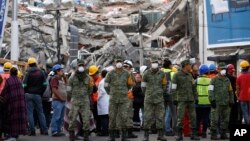 Gobierno federal informa que aumentó a 318 el número de fallecidos por sismo de 7,1 en México.