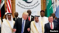 De droite à gauche : le roi jordanien Abdullah II, le roi saoudien Salman bin Abdulaziz Al Saud, le président américain Donald Trump, et le prince d'Abu Dhabi Sheikh Mohammed bin Zayed al-Nahyan à Riyad, le 21 mai 2017.