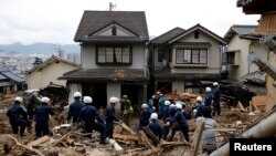 Pripadnici policije tragaju za preživelima u okrugu Asaminami u blizini Hirošime, 22. avgusta 2014.