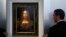 Guardias de seguridad vigilan "Salvator Mundi" de Leonardo da Vinci durante una conferencia de prensa en la casa de subastas Christie en Nueva York, el martes, 10 de octubre de 2017.