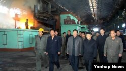 지난해 10월 북한 남포시 천리마제강연합기업소를 현지지도하는 최영림 북한 내각 총리. (자료사진)