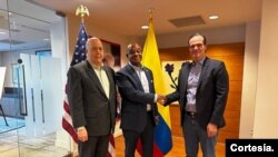 El embajador de Colombia en Estados Unidos, Daniel García-Peña (izq), el canciller Luis Gilberto Murillo Murillo y el delegado de la administración Trump para América Latina, Mauricio Claver-Carone. Foto de la Cancillería de Colombia del 28 de enero de 2025.