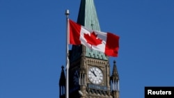 资料照片：加拿大议会大厦和平塔前飘扬的加拿大旗帜。(2017年3月22日)