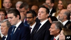 El director ejecutivo de Google, Sundar Pichai, y Elon Musk (centro) observan la ceremonia de investidura presidencial número 60 en la Rotonda del Capitolio de Estados Unidos en Washington, el lunes 20 de enero de 2025. 