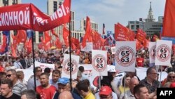 Des dizaines de milliers de Russes lors des manifestations contre un projet de hausse de l'âge du départ à la retraite, à Moscou le 28 juillet 2018.