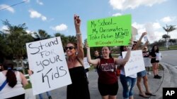 Abanyeshuri bo kw'ishuri "Marjory Stoneman Douglas High School" bariyamiriza abanyepolitike ku kibazo c'intwaro. 