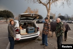 Patricia Stubblefield, Tim Olausen, dan Greg Olausen, warga Altadena, mengungsi bersama hewan peliharaan mereka setelah angin kencang memicu kebakaran hutan besar di Los Angeles, 8 Januari 2025. (Foto: REUTERS/Zaydee Sanchez)