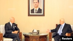 ລັດຖະມົນຕີການຕ່າງປະເທດ ຊີເຣຍ ທ່ານ Walid al-Muallem (ຂວາ) ພົບປະກັບທູດພິເສດ UN ສຳລັບ ຊີເຣຍ ທ່ານ Staffan de Mistura ໃນນະຄອນຫຼວງ Damascus, ຊີເຣຍ, ພາບນີ້ສະໜອງໃຫ້ໂດຍ SANA ໃນວັນທີ 20 ພະຈິກ, 2016. 