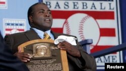 Mendiang pemain tim bisbol San Diego Padres, Tony Gwynn, memegang plakat Hall of Fame dalam upacara pemberian penghargaan di New York, 2007.