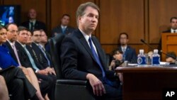 Calon Hakim Agung Brett Kavanaugh (depan) menjalani sidang dengar pendapat konfirmasi di Senat AS, Selasa (4/9). 