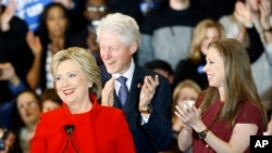 La candidate démocrate Hillary Clinton, en compagnie de son époux et ancien président Bill Clinton et sa fille Chelsea, tient un discours lors d'un rassemblement de nuit pour le Caucus à l'Université Drake à Des Moines, dans l'Iowa, 1er février 2016. 