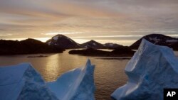 Pemandangan saat matahari terbit di dekat kawasan Kulusuk, Greenland, 16 Agustus 2019. 