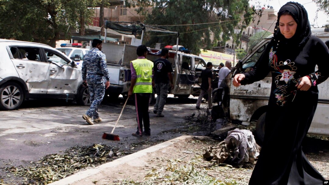 Pasukan keamanan Irak memeriksa lokasi ledakan di kawasan bisnis di Karradah, Baghdad (30/5). 