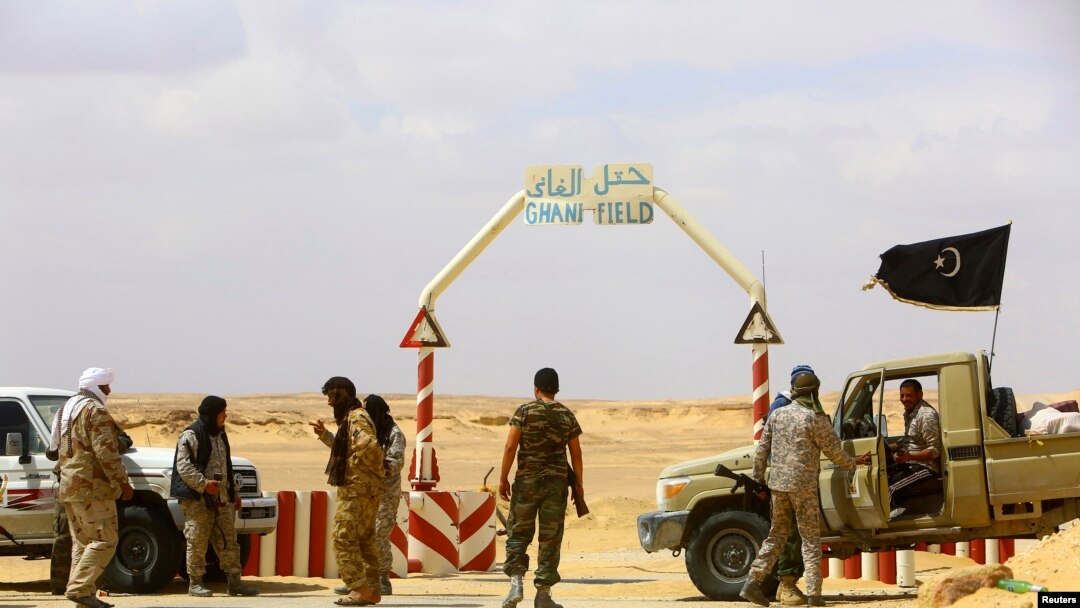 Tentara pemberontak Libya menjaga ladang minyak al-Ghani di selatan Ras Lanuf (18/3). 