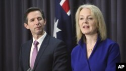 Menteri Perdagangan Australia Simon Birmingham (kiri) dan Menteri Perdagangan Internasional Inggris Liz Truss dalam konferensi press di Gedung Parlemen Australia di Canberra, 18 September 2019. 