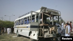 Bus di Quetta, Pakistan hancur akibat serangan bom, yang menewaskan 4 orang pelajar dan melukai 40 lainnya (18/6).