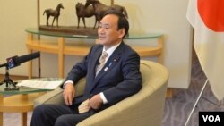 2013年2月4日日本内阁官房长官菅义伟接受美国之音(资料照片)