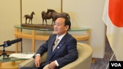 Chánh văn phòng Nội các Nhật Bản Yoshihide Suga trong cuộc phỏng vấn với phóng viên VOA, tại Tokyo, Nhật Bản 4/2/13