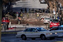 Investigadores continúan examinando el sitio de la explosión de una casa rodante en Nashville, el domingo 27 de diciembre de 2020. Las autoridades creen que la explosión fue intencional.