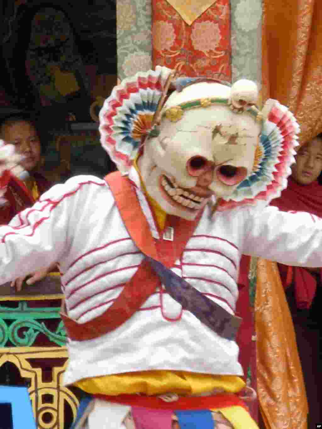 喇嘛舞的主要功能是驅鬼酬神