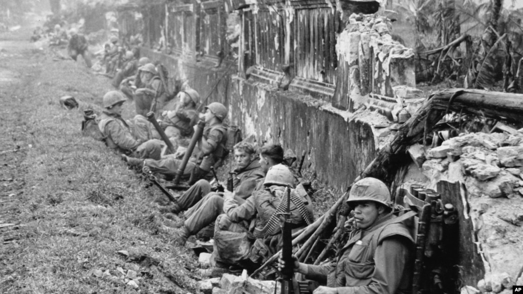 Lính Việt Nam Cộng hòa và lính Mỹ phản công quân Bắc Việt trong Tết Mậu Thân năm 1968