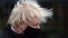 Perdana Menteri Inggris Boris Johnson terlihat mengenakan masker pelindung saat berkunjung ke toko DIY di Middlesbrough, Inggris, 1 April 2021. (Foto: Reuters)