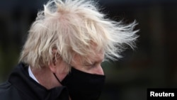 Perdana Menteri Inggris Boris Johnson terlihat mengenakan masker pelindung saat berkunjung ke toko DIY di Middlesbrough, Inggris, 1 April 2021. (Foto: Reuters)