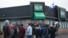 Des gens font la queue devant un magasin de cannabis à Québec, le 17 octobre 2018. 