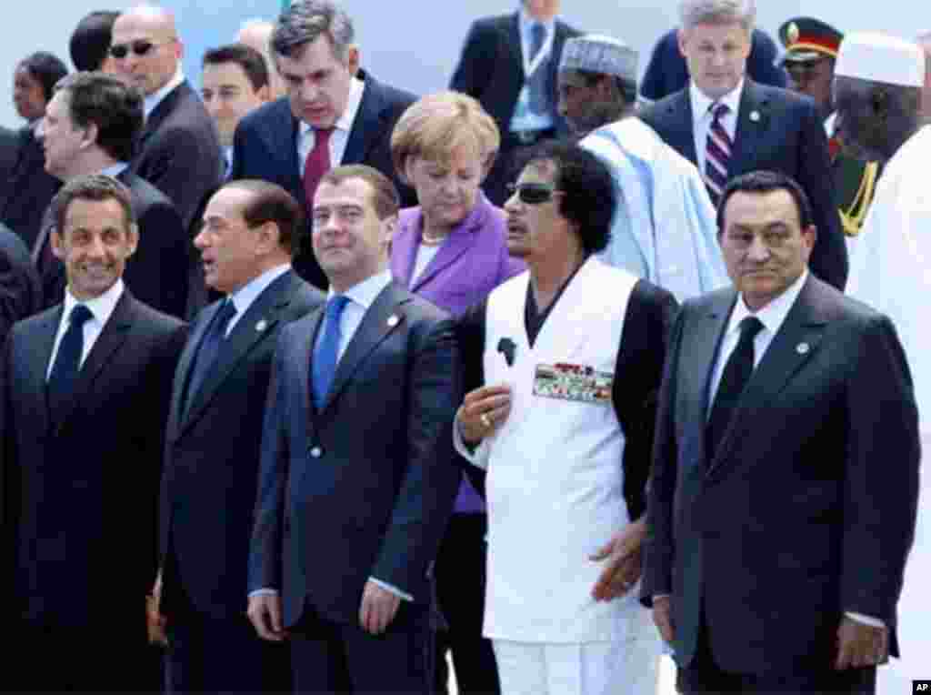 Qaddaafi oo la taagan qaar ka mid ah madaxda Caalamka