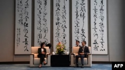 2023 年 8 月 30 日，美国商务部长吉娜·雷蒙多（左）在上海会见上海市委书记陈吉宁。