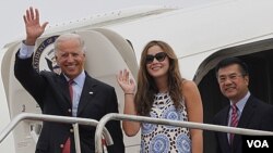 Wapres Joe Biden (kiri) bersama cucunya Naomi Biden dan Dubes AS untuk CIna Gary Locke (kanan) setibanya di Chengdu (20/8).