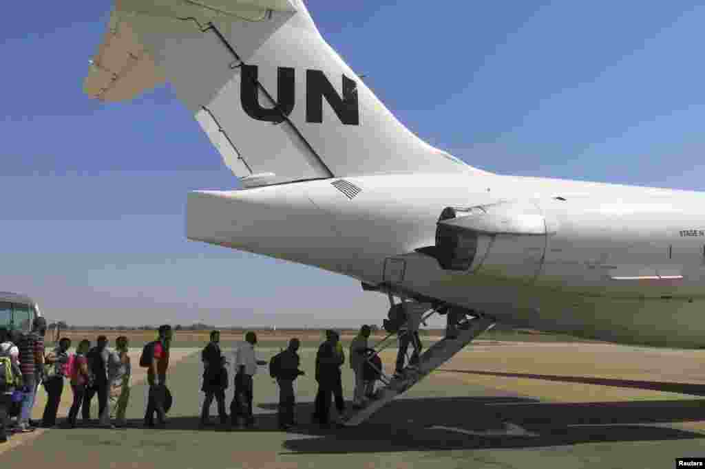 The United Nations Mission in South Sudan relocates non-critical staff at Juba international airport to neighboring Uganda, Dec. 22, 2013. (UNMISS)