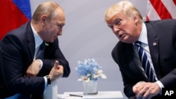 Presiden Donald Trump dan Presiden Rusia Vladimir Putin bertemu di sela KTT G-20 di Hamburg, Jerman 7 Juli 2017 (foto: dok).