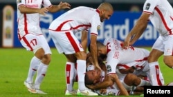 L’équipe tunisienne célèbre après la victoire contre la Guinée équatoriale lors de la CAN 2015 à Bata, 31 janvier 2015.