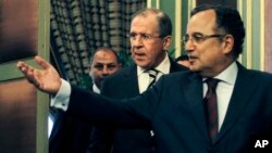 Menlu Mesir Nabil Fahmy (kanan) menerima delegasi Rusia yang dipimpin Menlu Sergei Lavrov di Kairo hari Kamis (14/11). 