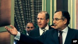 Menlu Mesir Nabil Fahmy (kanan) dan Menlu Rusia Sergei Lavrov di Kairo (14/11).