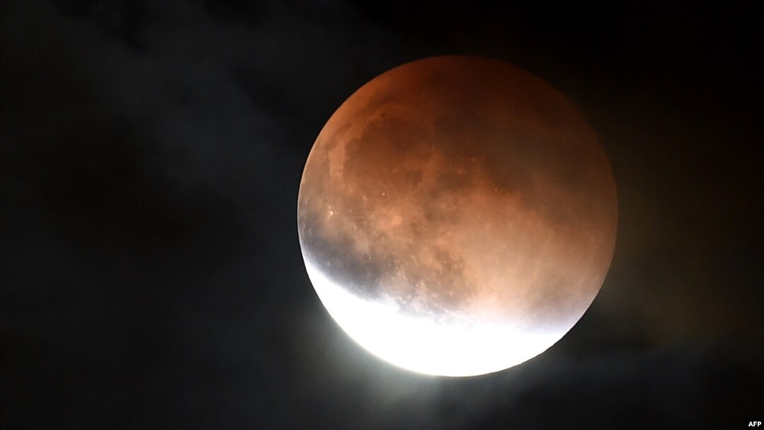 ARSIP - Fenomena supermoon sekaligus gerhana bulan tampak pada tanggal 27 September 2015 di Burbank, California. (foto: Kevin Winter/Getty Images/AFP)