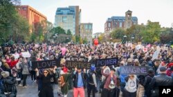 Plusieurs personnes manifestent contre la victoire de Donald Trump à l'élection présidentielle au Washington Square Park, à New York, 11 novembre 2016. 