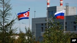 지난해 9월 북러 정상회담이 열린 러시아 보스토치니우주기지 주변에 양국 국기가 걸려있다. (자료사진)